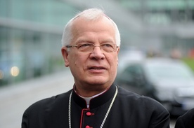 Abp Michalik: chrześcijanie w walce z szatanem